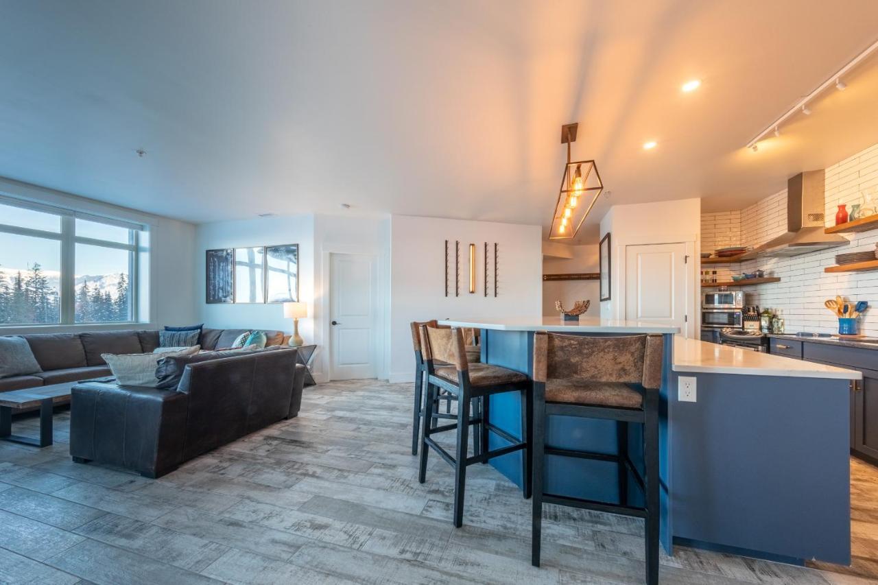 Fully Renovated Ski-In/Out Loft With Private Hot Tub! Golden Exterior photo