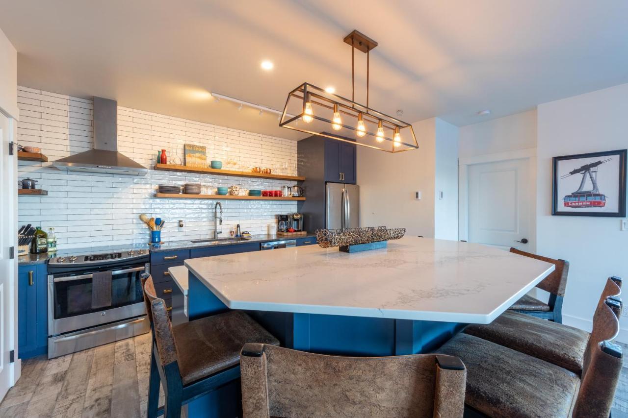 Fully Renovated Ski-In/Out Loft With Private Hot Tub! Golden Exterior photo