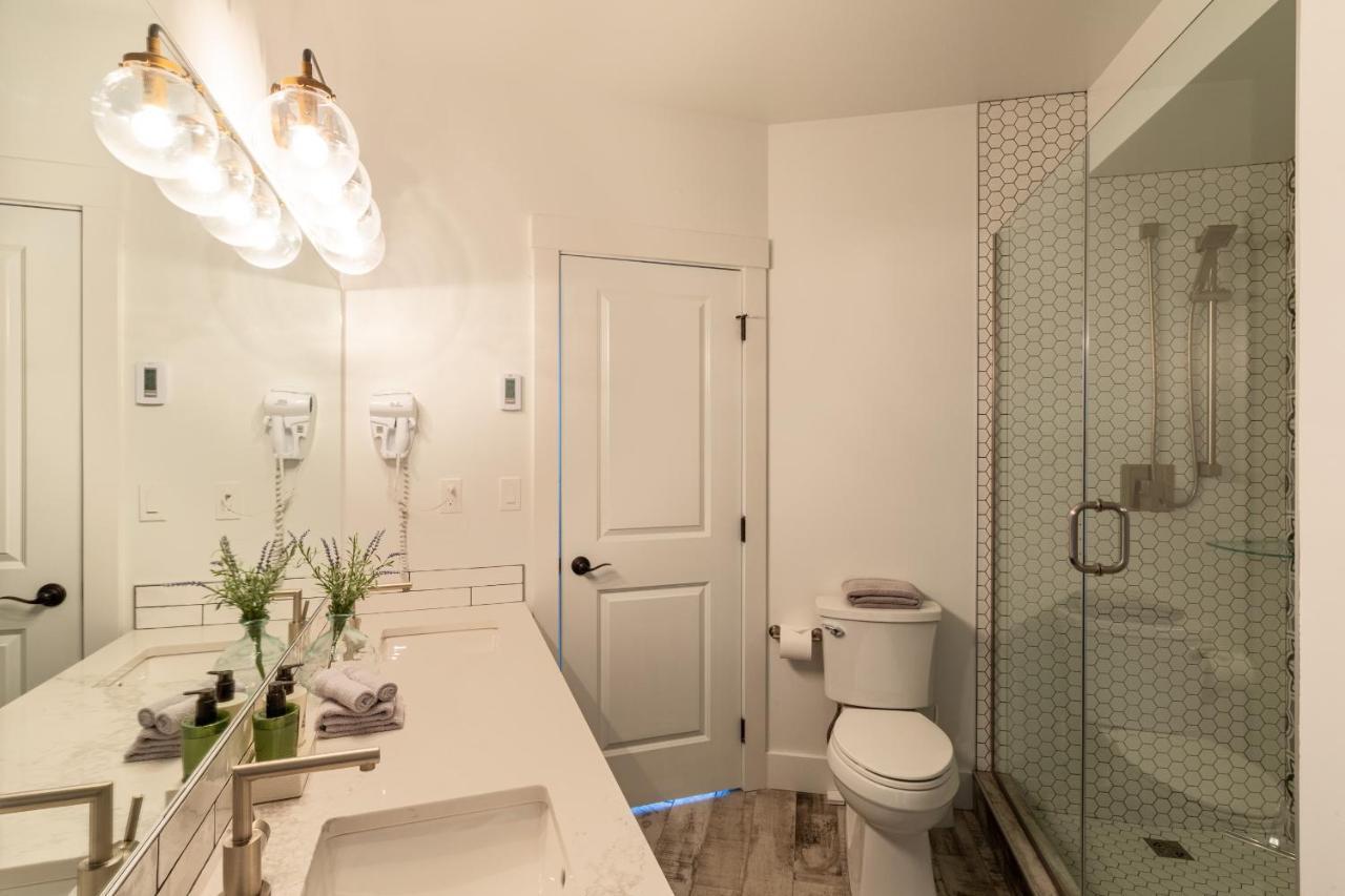 Fully Renovated Ski-In/Out Loft With Private Hot Tub! Golden Exterior photo